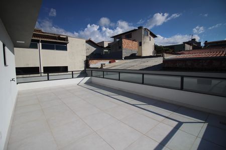 Casa à venda com 330m², 4 quartos e 5 vagasVaranda 2