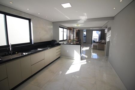 Casa à venda com 330m², 4 quartos e 5 vagasCozinha