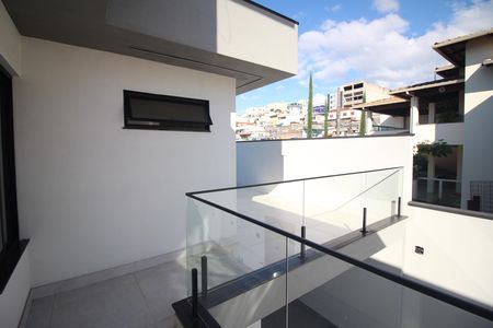 Casa à venda com 330m², 4 quartos e 5 vagasVaranda 1