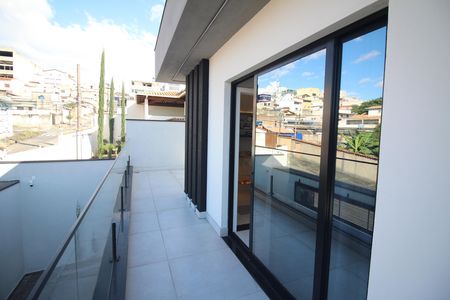Casa à venda com 330m², 4 quartos e 5 vagasVaranda 1