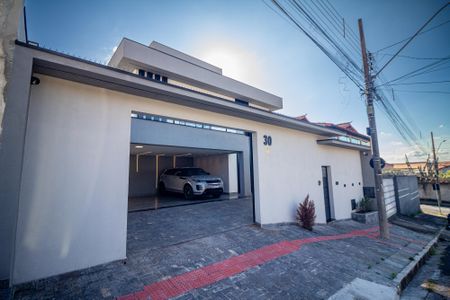 Casa à venda com 330m², 4 quartos e 5 vagas Casa à venda com 330m², 4 quartos e 5 vagasFachada