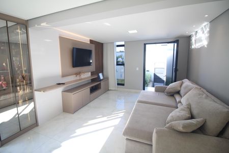 Sala de casa à venda com 4 quartos, 330m² em Industrial, Contagem