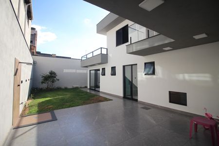 Casa à venda com 330m², 4 quartos e 5 vagasQuintal