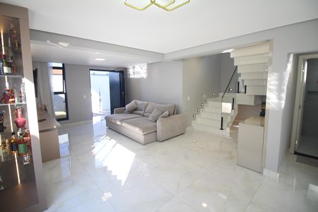 Casa à venda com 330m², 4 quartos e 5 vagasSala