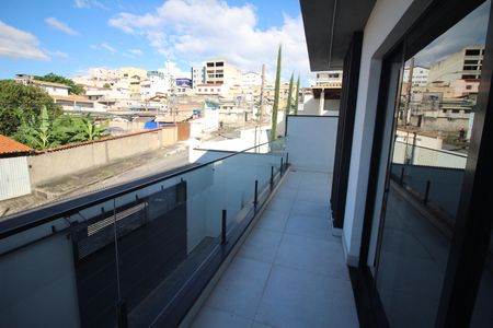 Casa à venda com 330m², 4 quartos e 5 vagasVaranda 1