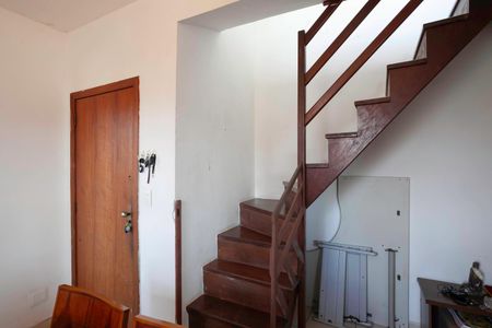 Apartamento para alugar com 180m², 3 quartos e 2 vagas Apartamento para alugar com 180m², 3 quartos e 2 vagasEscada