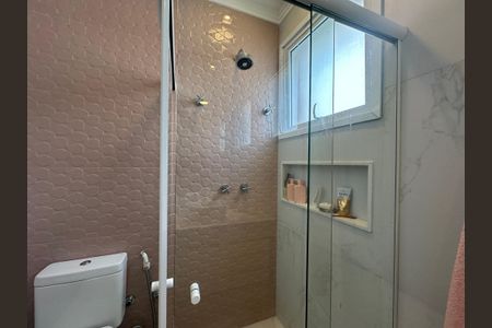 Casa de condomínio à venda com 498m², 3 quartos e 4 vagasBanheiro da Suíte 2