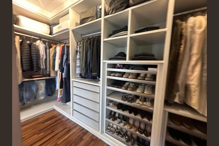 Casa de condomínio à venda com 498m², 3 quartos e 4 vagasCloset da suíte 3