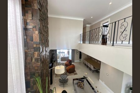 Casa de condomínio à venda com 498m², 3 quartos e 4 vagasEscada