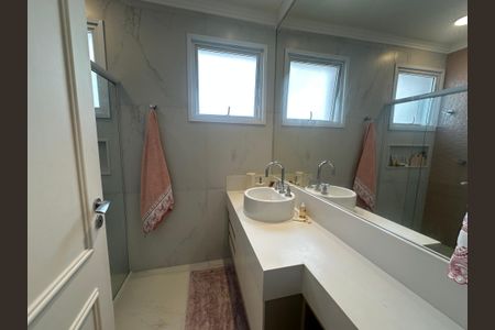 Casa de condomínio à venda com 498m², 3 quartos e 4 vagasBanheiro da Suíte 2