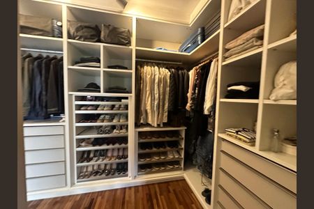 Casa de condomínio à venda com 498m², 3 quartos e 4 vagasCloset da suíte 3