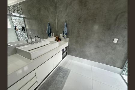 Casa de condomínio à venda com 498m², 3 quartos e 4 vagasBanheiro da Suíte 1