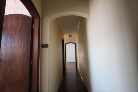 Casa à venda com 180m², 3 quartos e 2 vagasCorredor