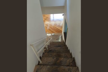 Casa à venda com 256m², 3 quartos e 5 vagasEscada