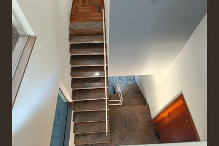 Casa à venda com 256m², 3 quartos e 5 vagasEscada