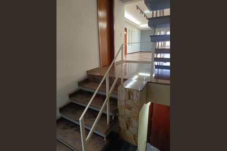 Casa à venda com 256m², 3 quartos e 5 vagasEscada