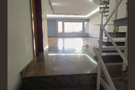 Casa à venda com 256m², 3 quartos e 5 vagasEscada