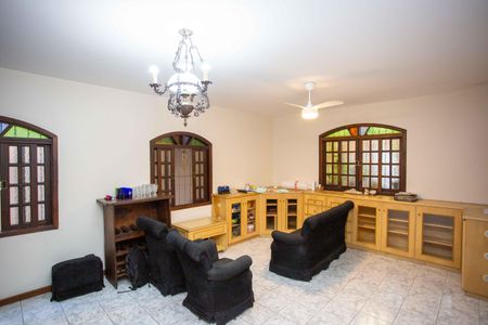 Casa à venda com 230m², 4 quartos e 3 vagasSala de TV