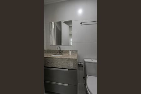 Casa de condomínio para alugar com 200m², 3 quartos e 2 vagas Casa de condomínio para alugar com 200m², 3 quartos e 2 vagasBanheiro da Suíte 1 e Social