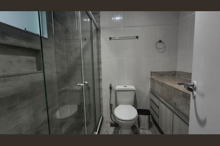 Casa de condomínio para alugar com 200m², 3 quartos e 2 vagas Casa de condomínio para alugar com 200m², 3 quartos e 2 vagasBanheiro da Suíte 2