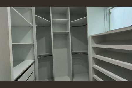Casa de condomínio para alugar com 200m², 3 quartos e 2 vagas Casa de condomínio para alugar com 200m², 3 quartos e 2 vagasCloset da Suíte 2