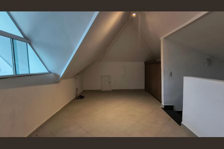 Casa de condomínio para alugar com 200m², 3 quartos e 2 vagas Casa de condomínio para alugar com 200m², 3 quartos e 2 vagasSótão