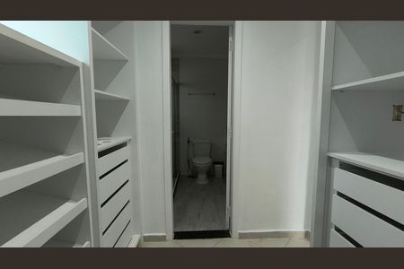 Casa de condomínio para alugar com 200m², 3 quartos e 2 vagas Casa de condomínio para alugar com 200m², 3 quartos e 2 vagasCloset da Suíte 2