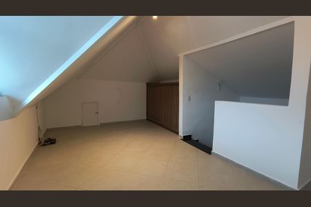 Casa de condomínio para alugar com 200m², 3 quartos e 2 vagas Casa de condomínio para alugar com 200m², 3 quartos e 2 vagasSótão