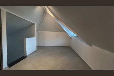 Casa de condomínio para alugar com 200m², 3 quartos e 2 vagas Casa de condomínio para alugar com 200m², 3 quartos e 2 vagasSótão