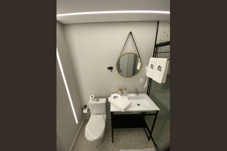 Banheiro de apartamento para alugar com 1 quarto, 30m² em Pinheiros, São Paulo