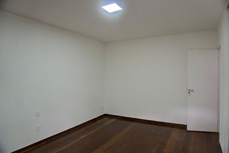 Casa à venda com 275m², 3 quartos e 2 vagasSuíte