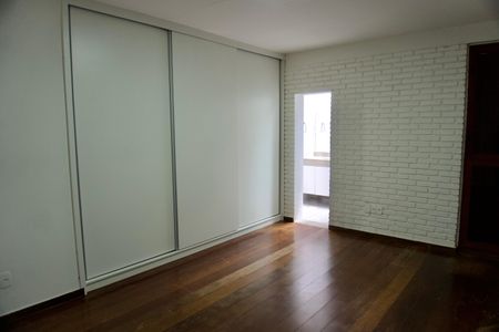 Casa à venda com 275m², 3 quartos e 2 vagasSuíte