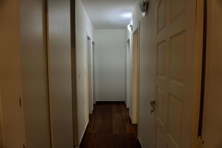 Casa à venda com 275m², 3 quartos e 2 vagasCorredor