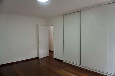 Casa à venda com 275m², 3 quartos e 2 vagasSuíte