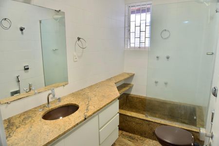 Casa à venda com 275m², 3 quartos e 2 vagasBanheiro