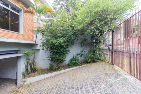 Casa para alugar com 407m², 3 quartos e 8 vagasQuintal