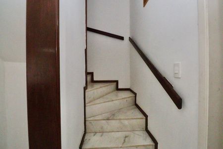 Casa de condomínio para alugar com 120m², 3 quartos e 1 vaga Casa de condomínio para alugar com 120m², 3 quartos e 1 vagaEscada