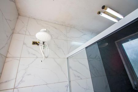 Casa à venda com 192m², 2 quartos e 6 vagasBanheiro social
