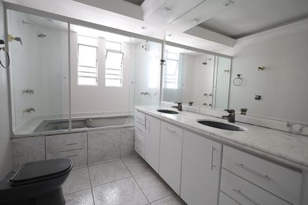 Apartamento à venda com 243m², 5 quartos e 4 vagas Apartamento à venda com 243m², 5 quartos e 4 vagasBanheiro 4