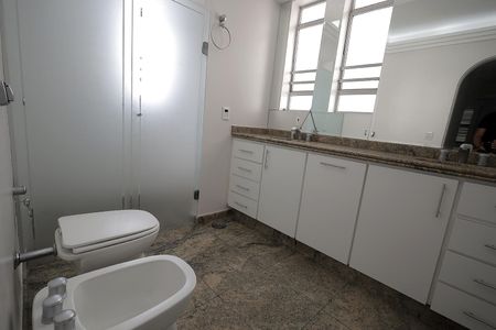 Apartamento à venda com 243m², 5 quartos e 4 vagas Apartamento à venda com 243m², 5 quartos e 4 vagasBanheiro Suíte 2
