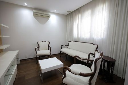 Apartamento à venda com 243m², 5 quartos e 4 vagas Apartamento à venda com 243m², 5 quartos e 4 vagasSala de TV