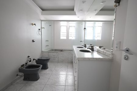 Apartamento à venda com 243m², 5 quartos e 4 vagas Apartamento à venda com 243m², 5 quartos e 4 vagasBanheiro 4