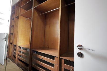 Apartamento à venda com 243m², 5 quartos e 4 vagas Apartamento à venda com 243m², 5 quartos e 4 vagasCloset