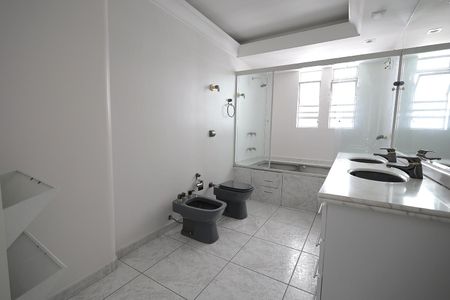 Apartamento à venda com 243m², 5 quartos e 4 vagas Apartamento à venda com 243m², 5 quartos e 4 vagasBanheiro 4