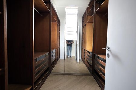 Apartamento à venda com 243m², 5 quartos e 4 vagas Apartamento à venda com 243m², 5 quartos e 4 vagasCloset