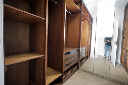 Apartamento à venda com 243m², 5 quartos e 4 vagas Apartamento à venda com 243m², 5 quartos e 4 vagasCloset