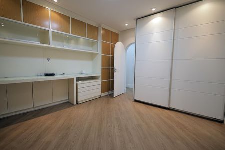 Apartamento à venda com 243m², 5 quartos e 4 vagas Apartamento à venda com 243m², 5 quartos e 4 vagasQuarto 1