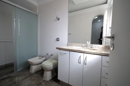 Apartamento à venda com 243m², 5 quartos e 4 vagas Apartamento à venda com 243m², 5 quartos e 4 vagasBanheiro Suíte