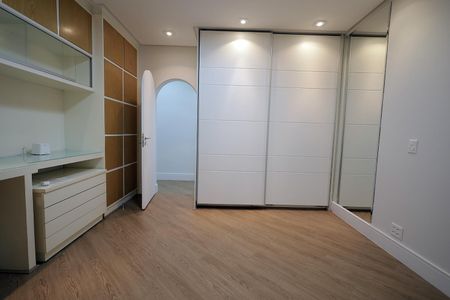 Apartamento à venda com 243m², 5 quartos e 4 vagas Apartamento à venda com 243m², 5 quartos e 4 vagasQuarto 1