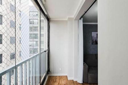 Apartamento à venda com 48m², 2 quartos e 1 vagaBalcony com vista para o prédio vizinho, com uma porta de vidro e uma grade de segurança.